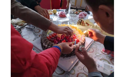 金秋十月，員工集體生日會送溫暖